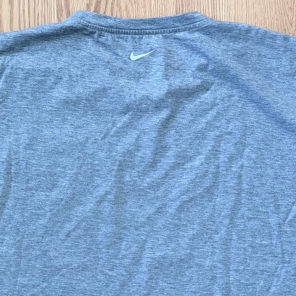 Nike NWOT Dri-Fit Short-Sleeve Cropped Pocket Tee (M) - Picture 4 of 8